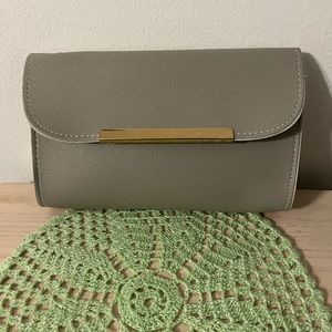 Non Brand Gray Crossbody, never used, smoke free home. Comes with a dust bag.
